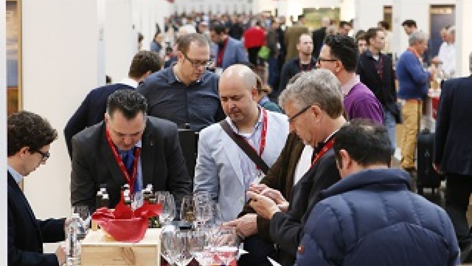 Ganz im Zeichen ihres Slogans „To Another Great Year“ setzt die ProWein vom 19. bis 21. März 2017 neue Maßstäbe: Auf die Fachleute der internationalen Wein- und Spirituosenbranche warten dieses Mal mehr als 6.300 Aussteller aus 60 Nationen, darunter alle relevanten Weinbauregionen dieser Welt plus einer Auswahl von etwa 400 Spirituosen-Spezialitäten. Rund die Hälfte aller Aussteller kommt aus Frankreich und Italien. Sie sind wie die anderen Länder mit allen relevanten Weinregionen vertreten - von den Abruzzen bis Venetien; von Bordeaux bis Sud-Ouest. Zu den weiteren Top-Ausstellernationen gehören Deutschland, Übersee, Spanien, Österreich und Portugal. Dazu gibt es zahlreiche Neuentdeckungen wie das Weingut Dos Hemisferios aus Ecuador, Pico Wines von den Azoren oder das Weingut Turnau aus Polen. Premiere feiert die Asian Wine Producers Association, die eine Vielzahl asiatischer Winzer vereint und spannende Einblicke in das Thema Wein aus Asien verspricht. Das bewährt starke Segment Biowein mit zahlreichen Ausstellern und allen internationalen Bio-Verbänden bekommt weiter Zuwachs, unter anderem mit der Sonderschau „Organic World“ mit rund 30 internationalen Ausstellern – hauptsächlich aus Europa. |
Very much in line with its slogan “To Another Great Year” ProWein from 19 to 21 March 2017 is setting new standards. Specialists in the international wine and spirits sector will be met by more than 6,300 exhibitors from 60 nations, including all relevant winegrowing regions of the world – a total of 295 – plus a selection of some 400 spirits specialities. About half of all exhibitors come from France and Italy. Like other countries they are represented with all relevant wine regions – from the Abruzzi to Veneto and from Bordeaux to the Sud-Ouest. Other top exhibitor nations include Germany, the New World, Spain, Austria and Portugal. These are joined by numerous new discoveries like the Dos Hemisferios winery from Ecuador, Pico Wines from the Azores or the Turnau winery from Poland. Celebrating its premiere is the Asian Wine Producers’ Association uniting a variety of Asian winemakers and promising exciting insights into the wine from Asia theme. Already established as a strong segment organic wine featuring numerous exhibitors and all international organic associations is seeing further growth, amongst other things with the “Organic World” special show featuring some 30 international exhibitors – mainly from Europe.
