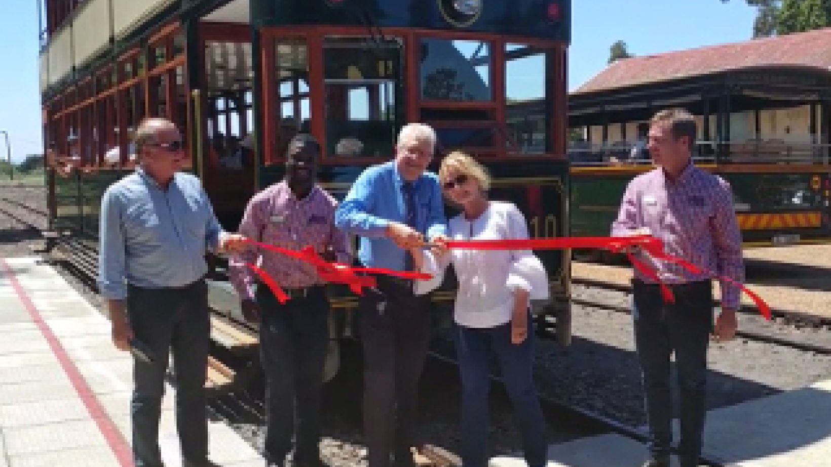 Wine Tram ribboncutting 320