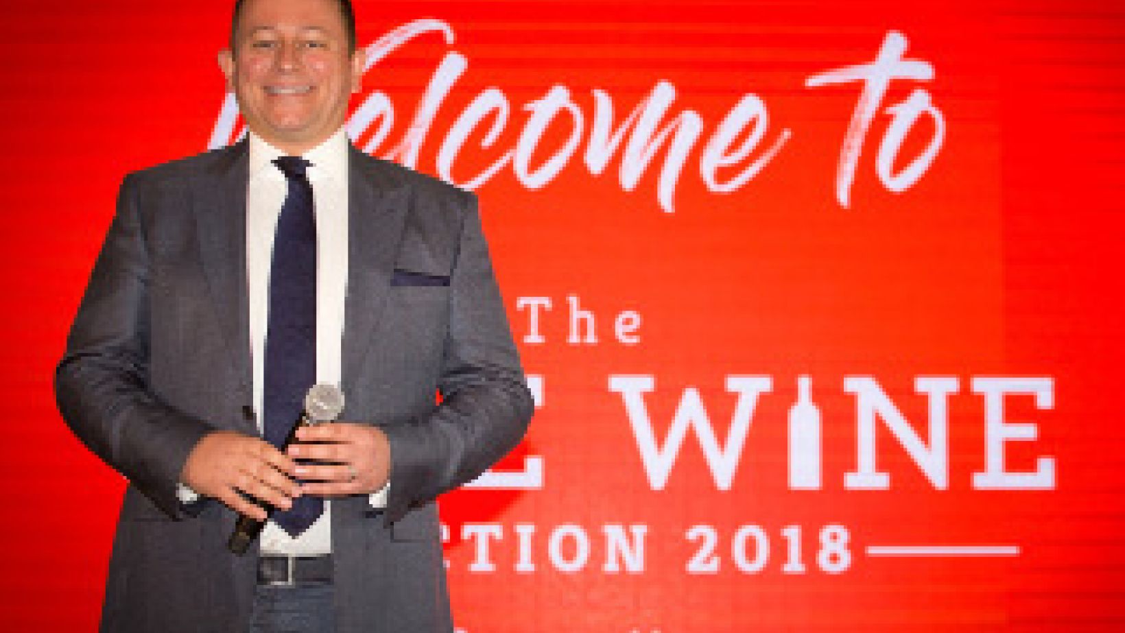 Cape Wine Auction auctioneer Dan Nicholl Pic by Corrie de Vries 320