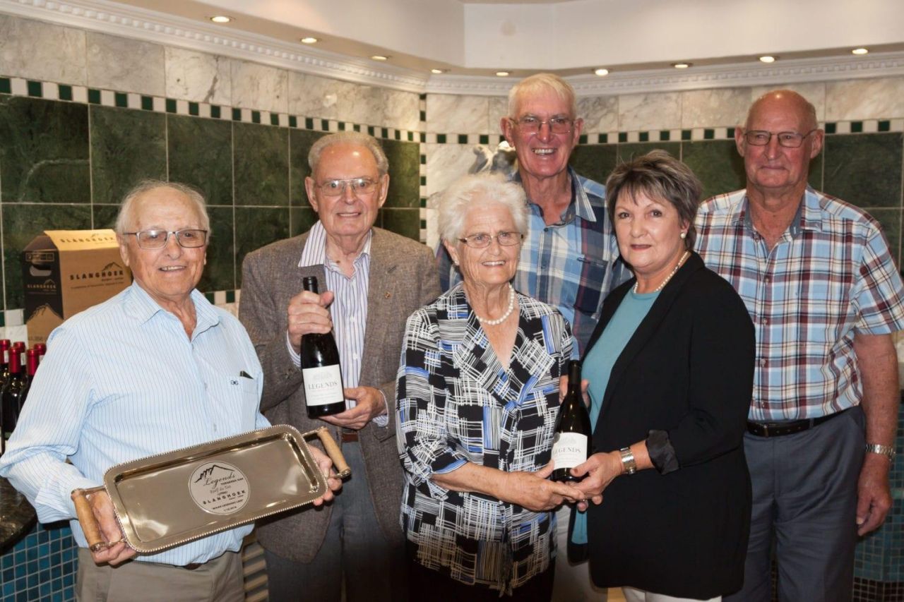 Die Slanghoek Legendes is van links na regs Roelf du Toit Bill Pretorius Mariè du Toit Gerrie van der Merwe Christine le Roux en Cecil le Roux