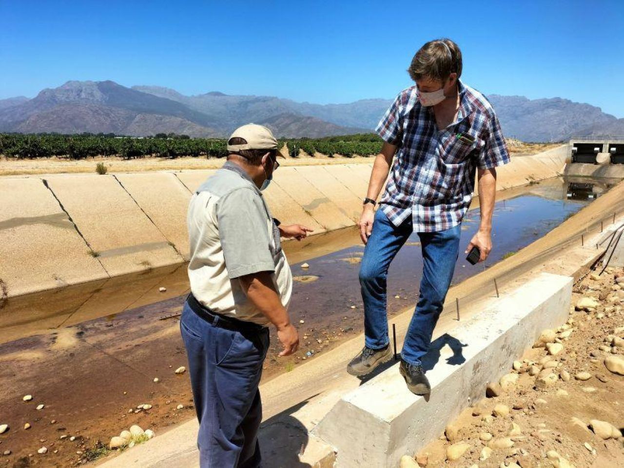Manfred Rohrs Head of Construction shows Minister Meyer how the wall is to be raised