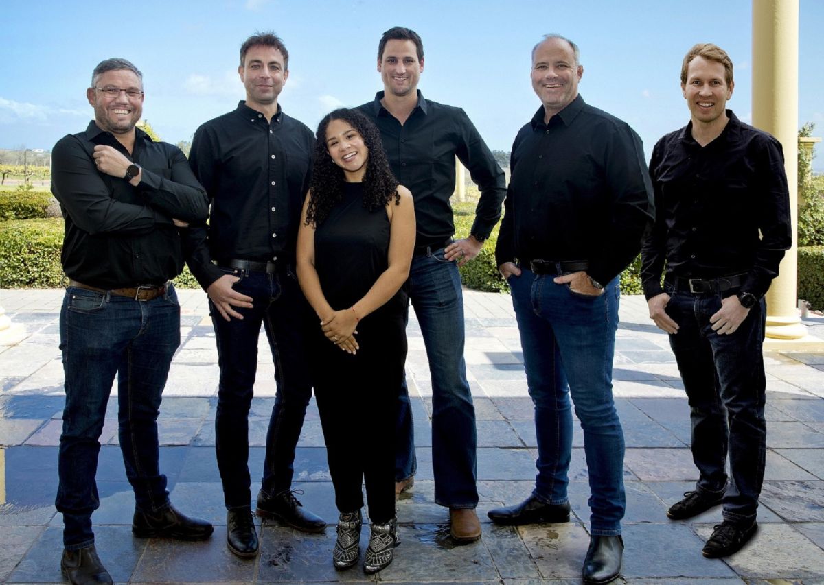2024 DC Winemaker Finalists BACK L R Henri Swiegers Tertius Boshoff Louis van der Riet Pierre Wahl Ben Snyman FRONT Kiara Scott Farmer