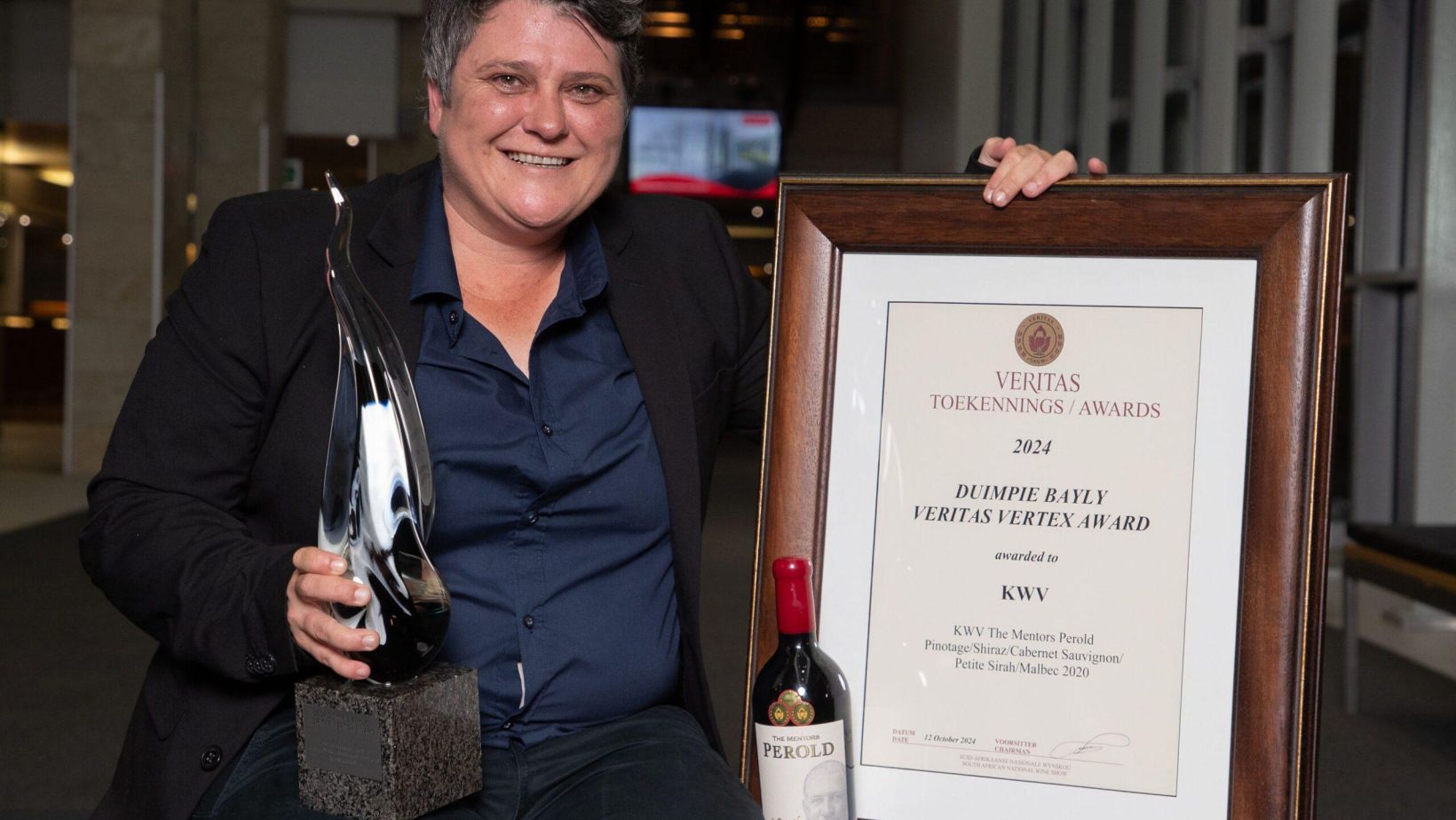 Izele van Blerk with the Duimpie Bayly Veritas Vertex Trophy