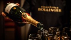 Sp Cuvee pouring